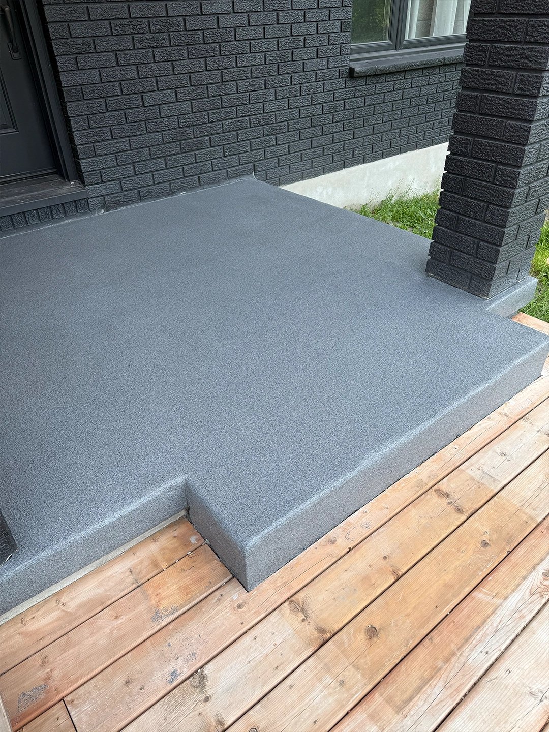 Finished quartz porch coating with dark brick exterior in Ottawa